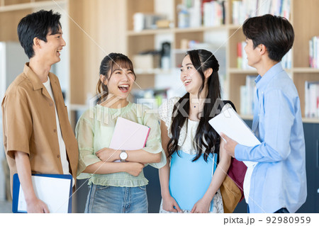 女子大生　大学生　学校 92980959