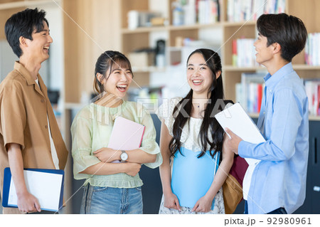 女子大生　大学生　学校 92980961