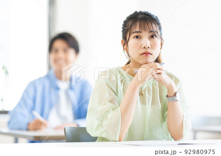 女子大生　授業　教室 92980975