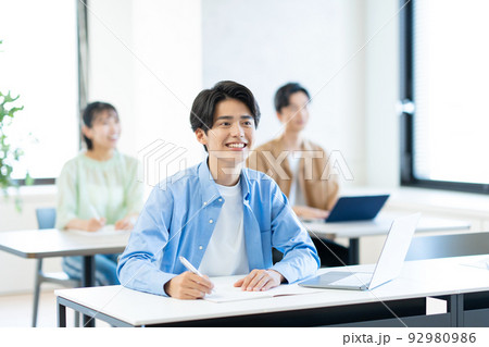 大学生　授業　教室 92980986