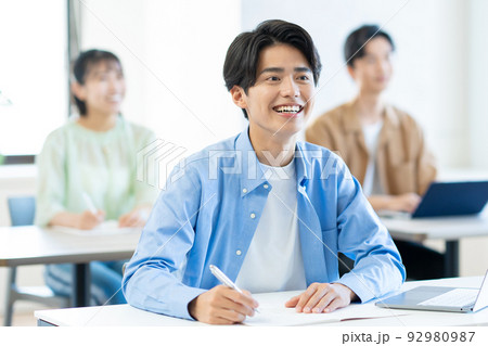 大学生　授業　教室 92980987