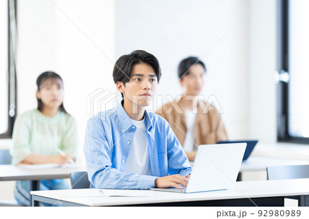 大学生　授業　教室 92980989