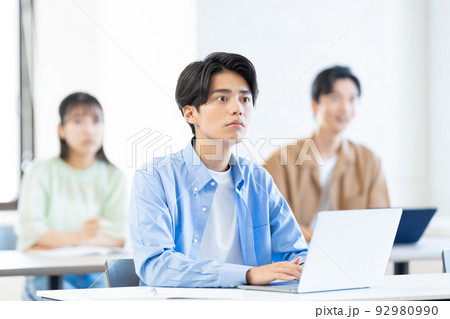 大学生　授業　教室 92980990