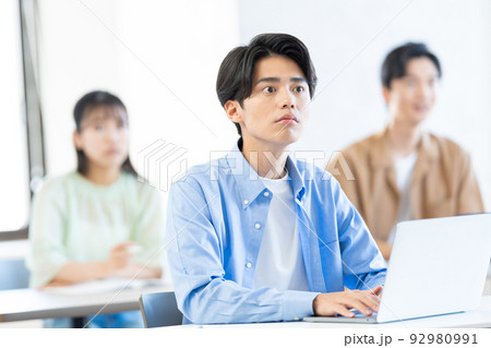 大学生　授業　教室 92980991