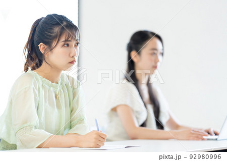女子大生　授業　教室 92980996