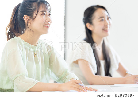 女子大生　授業　教室 92980997