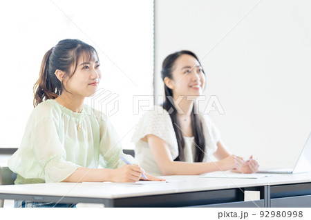女子大生　授業　教室 92980998