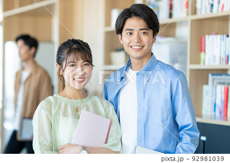 大学生　カップル　男女 92981039