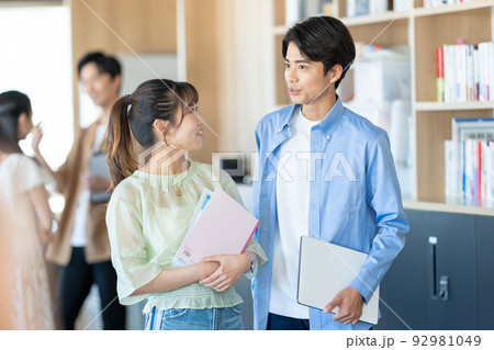 大学生 カップル 男女 大学生 カップル 男女 92981049