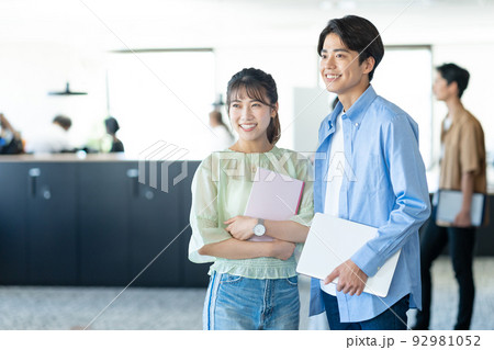 大学生　カップル　男女 92981052
