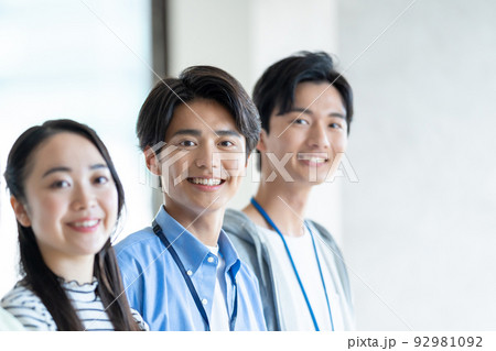 ビジネス　カジュアル　若い男女 92981092