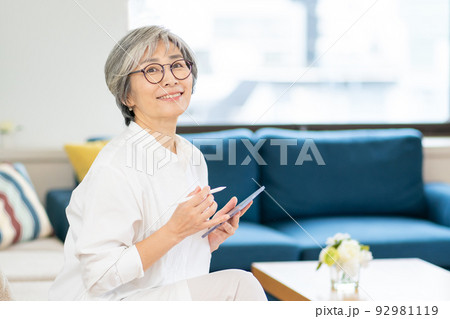 シニアの女性　タブレット　眼鏡 92981119
