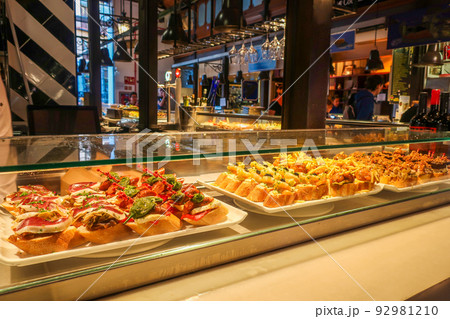 スペイン マドリードにあるサン・ミゲル市場のタパス スペイン マドリードにあるサン・ミゲル市場のタパス 92981210