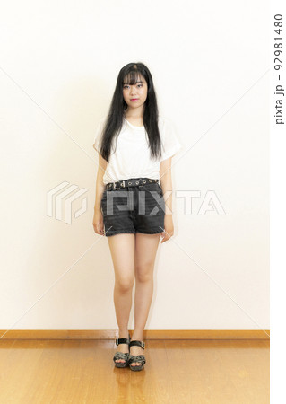ミニスカ脚画像 ミニスカートの美脚女性の写真素材 [92981480] - PIXTA