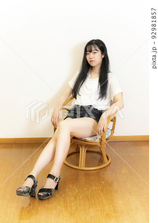 JD脚 座る長身美脚の女子大生の写真素材 [92981857] - PIXTA