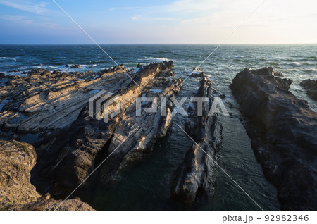 夕日が当たる荒崎海岸の風景 92982346