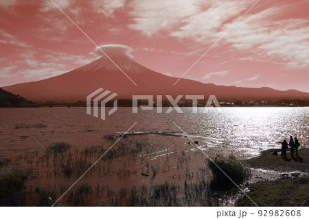 河口湖北側傘雲富士山1 河口湖北側傘雲富士山1 92982608