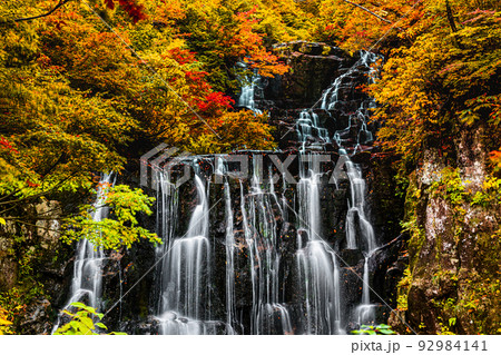 【秋田県・二の滝】大自然が創り出す絶景『二の滝の紅葉』 10月 【秋田県・二の滝】大自然が創り出す絶景『二の滝の紅葉』 10月 92984141