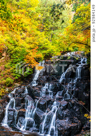 【秋田県・二の滝】大自然が創り出す絶景『二の滝の紅葉』 10月 【秋田県・二の滝】大自然が創り出す絶景『二の滝の紅葉』 10月 92984149