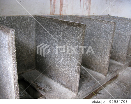 中国トイレ 通称ニーハオトイレと呼ばれる中国のドアの無いトイレですの写真素材 [92984703] - PIXTA