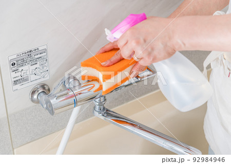 【風呂掃除をするミドル主婦 水栓有り】 【風呂掃除をするミドル主婦 水栓有り】 92984946