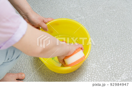 【浴室の洗面器を掃除するミドル主婦】 【浴室の洗面器を掃除するミドル主婦】 92984947