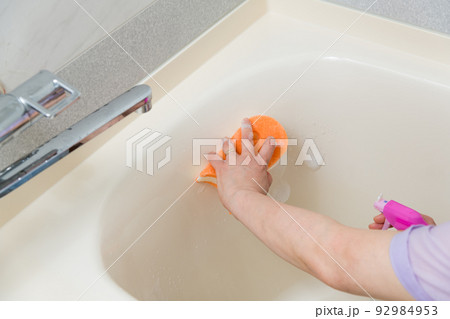 【風呂掃除をするミドル主婦 泡 水栓有】 【風呂掃除をするミドル主婦 泡 水栓有】 92984953