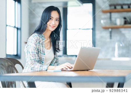 女性 リビング テレワーク パソコン ライフスタイル 女性 リビング テレワーク パソコン ライフスタイル 92986341