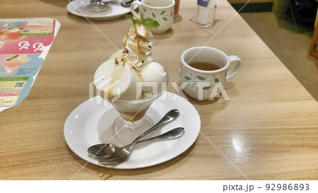 カフェのキャラメルミルクプリンパフェ 92986893