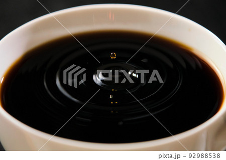 ホットコーヒーとゴールデンドロップ バリスタイメージ ホットコーヒーとゴールデンドロップ バリスタイメージ 92988538