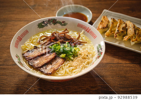博多ラーメン 餃子セット 湯気あり 博多ラーメン 餃子セット 湯気あり 92988539
