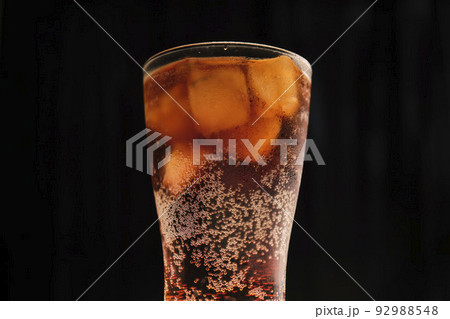 高級感のあるコーラ 炭酸飲料 中央 92988548