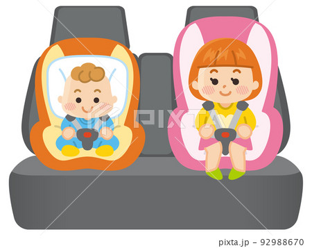 ベビーシートに座った赤ちゃん　チャイルドシートに座った子供 92988670