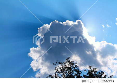 Sun rays through the white cloud in the blue sky 92988943