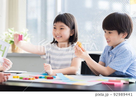 教育 英会話教室でレッスンを受ける子供とネイティブ講師 教育 英会話教室でレッスンを受ける子供とネイティブ講師 92989441