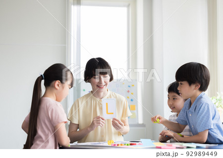 教育 英会話教室でレッスンを受ける子供とネイティブ講師 教育 英会話教室でレッスンを受ける子供とネイティブ講師 92989449