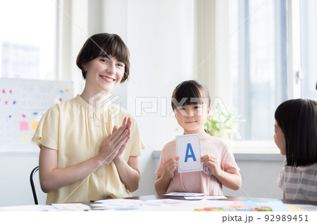教育 英会話教室でレッスンを受ける子供とネイティブ講師 教育 英会話教室でレッスンを受ける子供とネイティブ講師 92989451