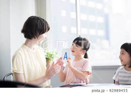 教育 英会話教室でレッスンを受ける子供とネイティブ講師 教育 英会話教室でレッスンを受ける子供とネイティブ講師 92989455