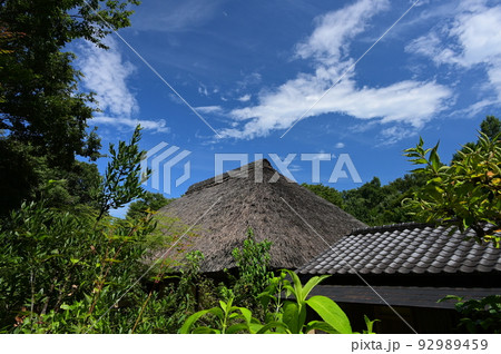 青空とかやぶき屋根の風景　風情ある風景 92989459