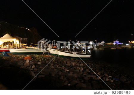 The fishing boat at night 92989499