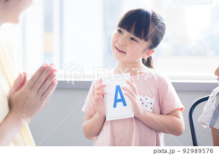 教育　英会話教室でレッスンを受ける子供 92989576