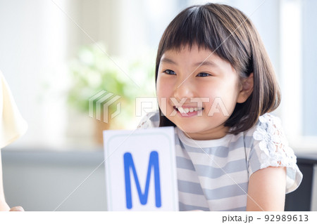 教育 英会話教室でレッスンを受ける子供 教育 英会話教室でレッスンを受ける子供 92989613