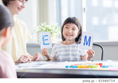 教育　英会話教室でレッスンを受ける子供 92989754