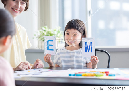 教育　英会話教室でレッスンを受ける子供とネイティブ講師 92989755