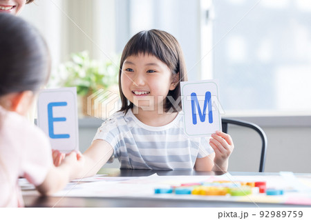教育　英会話教室でレッスンを受ける子供 92989759