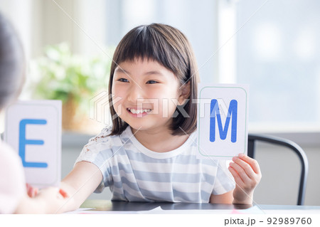 教育　英会話教室でレッスンを受ける子供 92989760