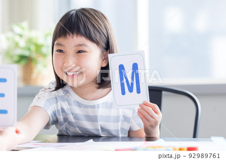教育　英会話教室でレッスンを受ける子供 92989761