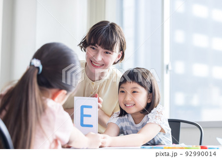 教育　英会話教室でレッスンを受ける子供とネイティブ講師 92990014