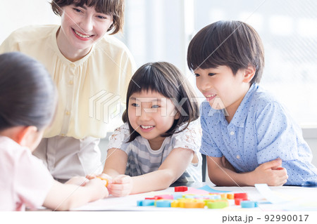 教育 英会話教室でレッスンを受ける子供とネイティブ講師 教育 英会話教室でレッスンを受ける子供とネイティブ講師 92990017