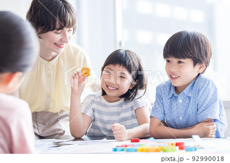 教育 英会話教室でレッスンを受ける子供とネイティブ講師 教育 英会話教室でレッスンを受ける子供とネイティブ講師 92990018